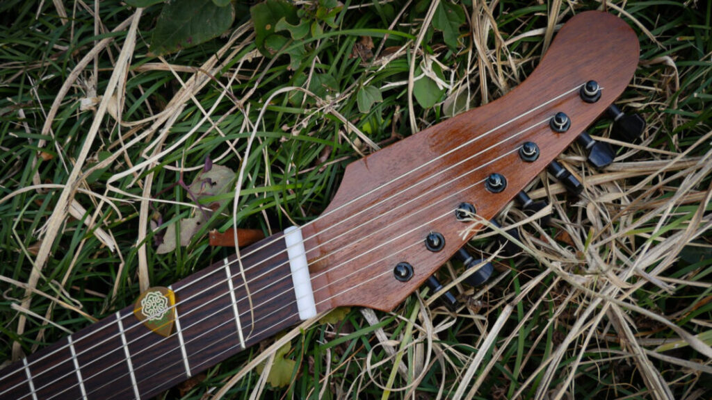 ウリンで制作されたエレキギターのヘッド