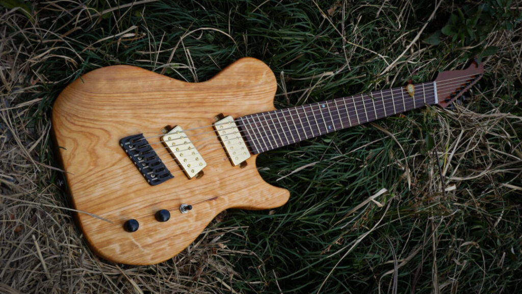 ヒノキ一枚板のエレキギター